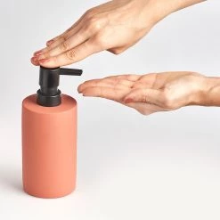 Zeller Distributeur de savon Trench - Ciment - Orange / Noir -Accessoires de salle de bain Soldes 1000218243 200707 12193100006 DETAILS P000000001000218243