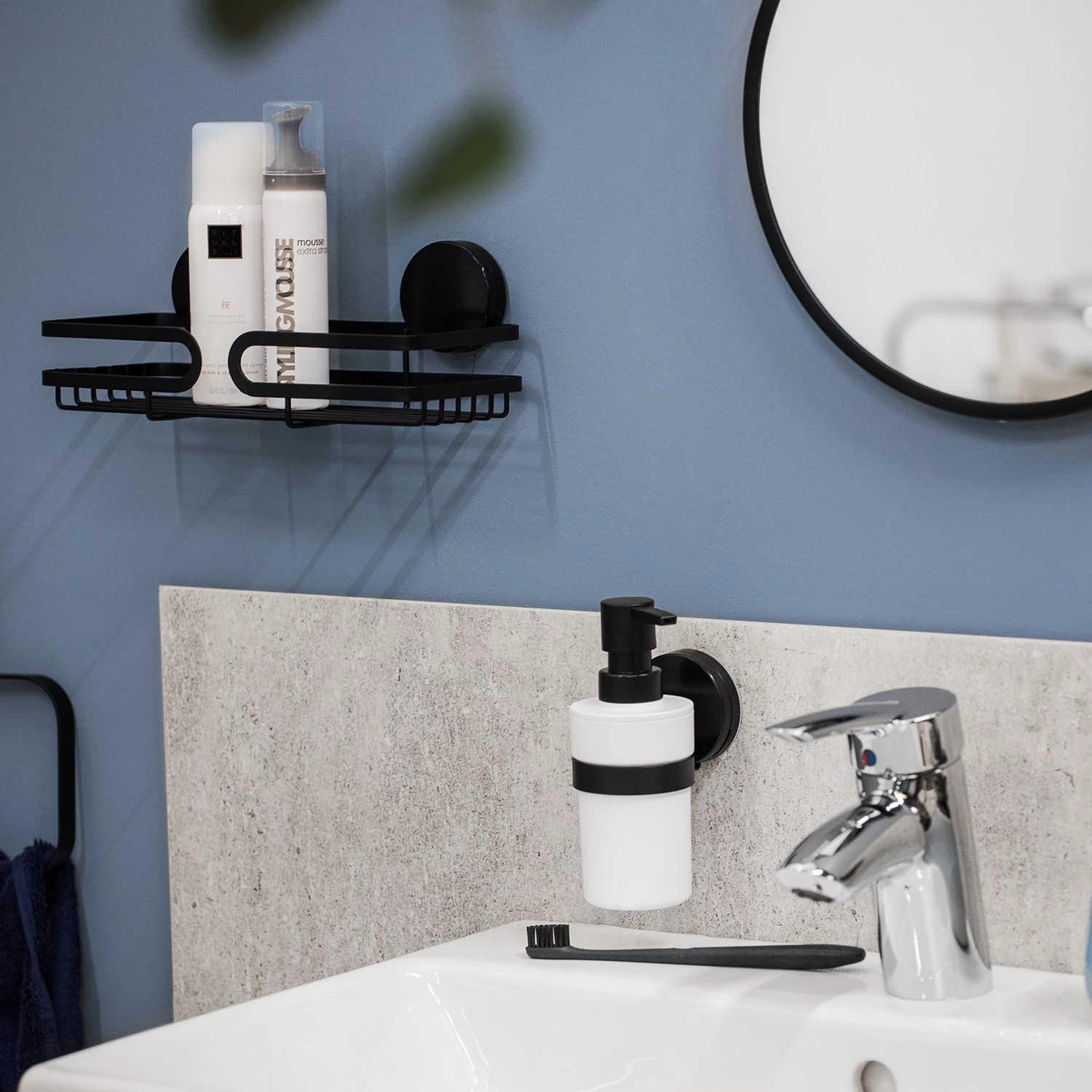 WENKO Étagère murale Static-Loc Pavia - Acier inoxydable / ABS - Noir 3 WENKO Étagère murale Static-Loc Pavia - Acier inoxydable / ABS - Noir – Image 3