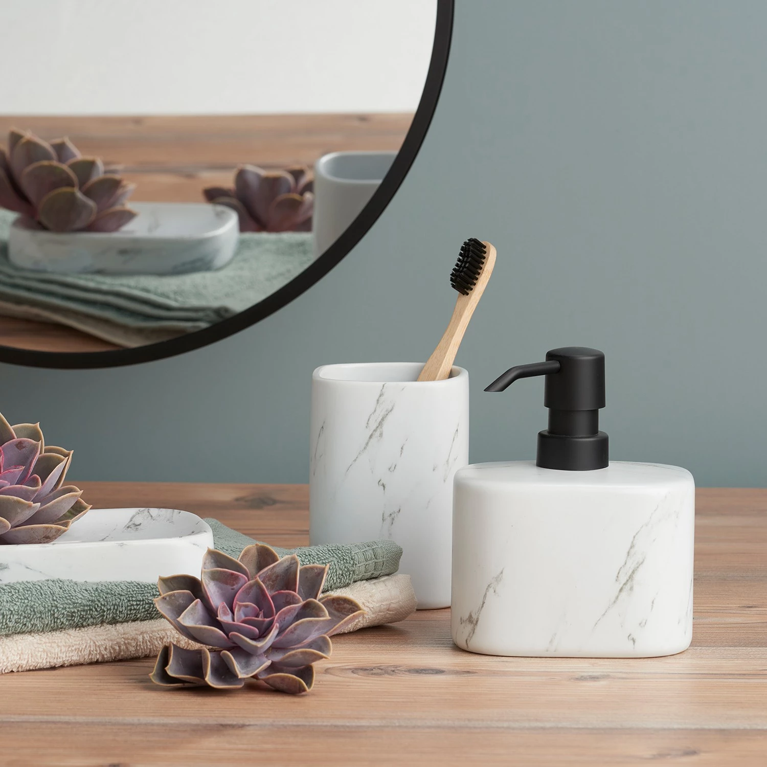 Zeller Porte brosse à dents Marmor - Céramique - Blanc - 7,5 x 7,5 x 10,9 cm 2 Zeller Porte brosse à dents Marmor - Céramique - Blanc - 7,5 x 7,5 x 10,9 cm – Image 2