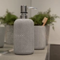 WENKO Distributeur de savon Raja - Polyrésine - Gris -Accessoires de salle de bain Soldes 1000333217 220218 021 MOOD DETAILS P000000001000333217 mood