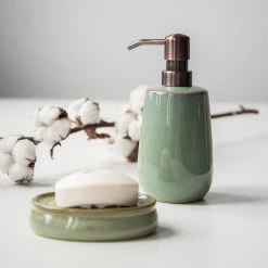 WENKO Distributeur de savon Sirmione - Céramique - Vert -Accessoires de salle de bain Soldes 1000333220 220218 021 MOOD DETAILS P000000001000333220 mood